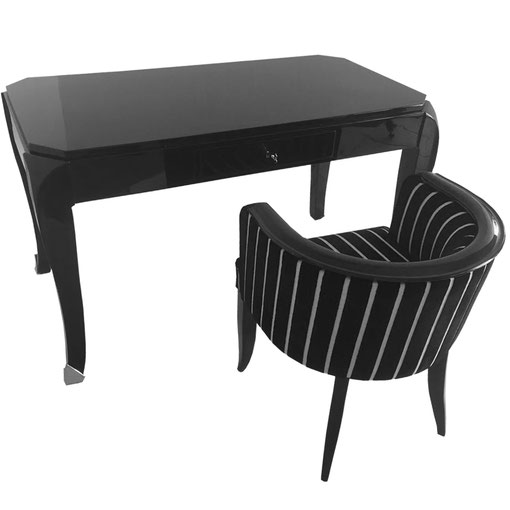 Schwarzer, eleganter Schreibtisch mit schwarz weiss gestreiftem Sessel Vorderansicht