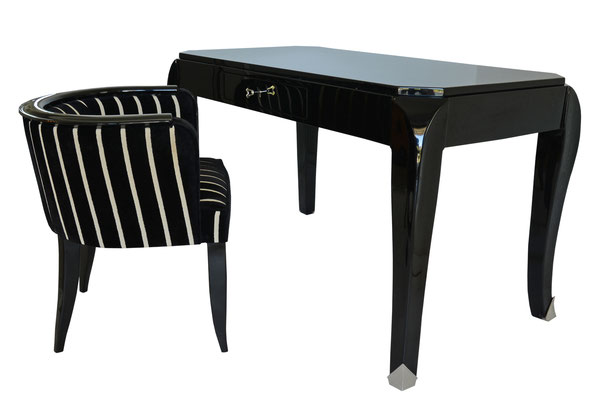 Schwarzer, eleganter Schreibtisch mit schwarz weiss gestreiftem Sessel Seitenansicht