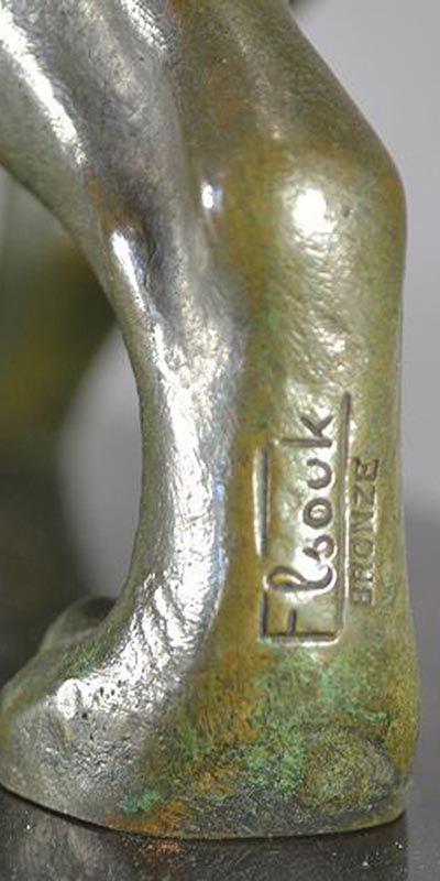 Kubistische Art Deco Skulptur einer Löwin, Bronze, patiniert. Signiert Elsouk. Signatur.