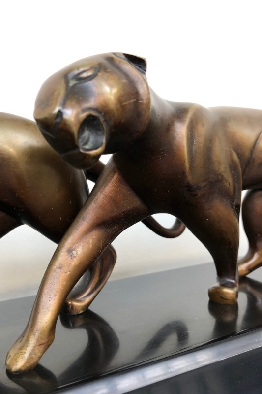 Panther Skulptur in patinierter Bronze, signiert Decoux. Frankreich, 1920er Jahre. Detailansicht. € 6.800,00