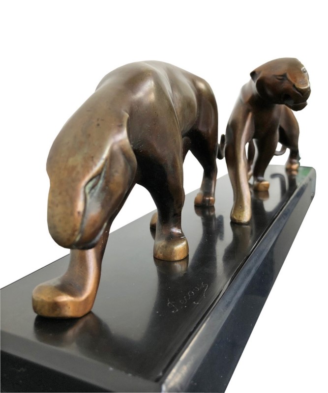 Panther Skulptur in patinierter Bronze, signiert Decoux. Frankreich, 1920er Jahre.