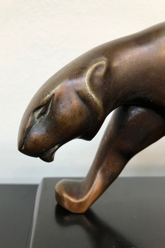 Panther Skulptur in patinierter Bronze, signiert Decoux. Frankreich, 1920er Jahre. Detail.