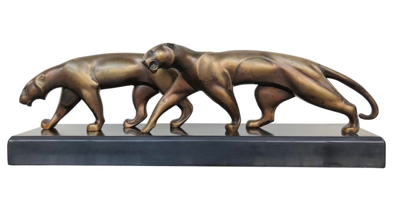 Panther Skulptur in patinierter Bronze, signiert Decoux. Frankreich, 1920er Jahre.