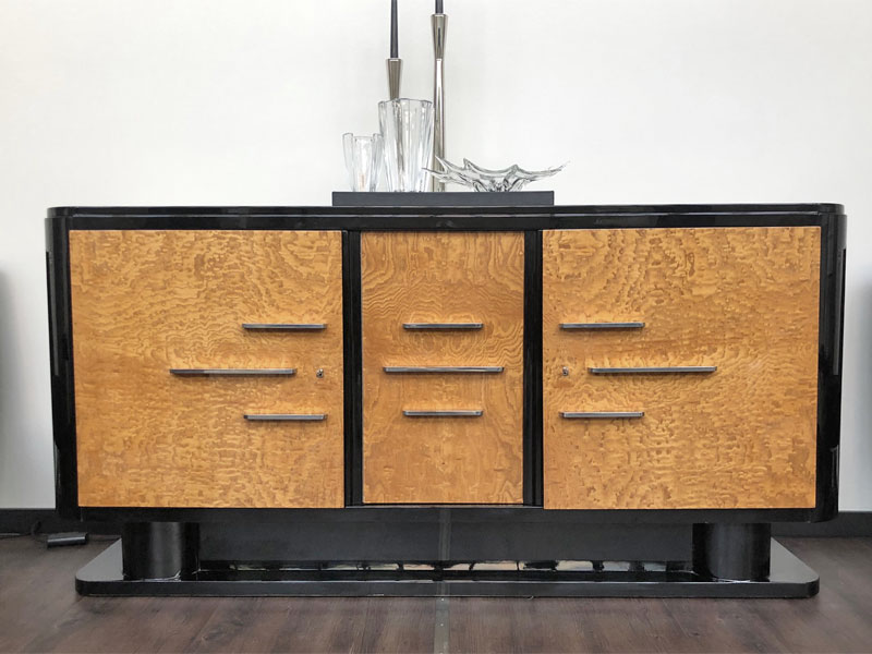 Art Deco Sideboard Eschemaser furniert, schwarz abgesetzt, Hochglanzlack- versiegelt. Frontalansicht.