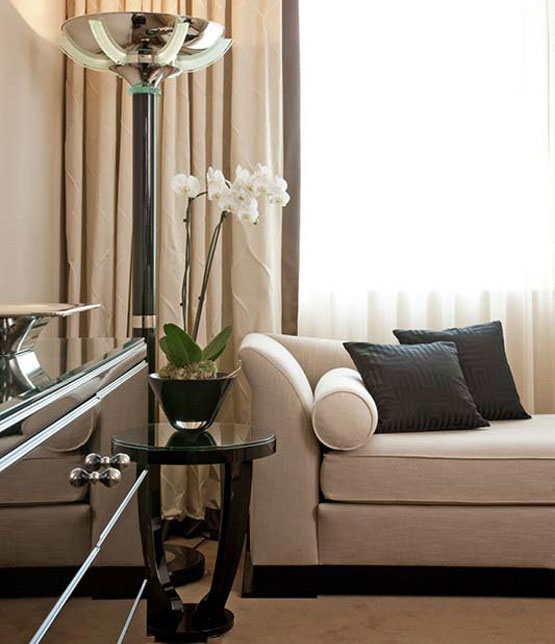 Foto mit Sofa, Sideboard, Beistelltisch und Stehleuchte im Art déco Stil